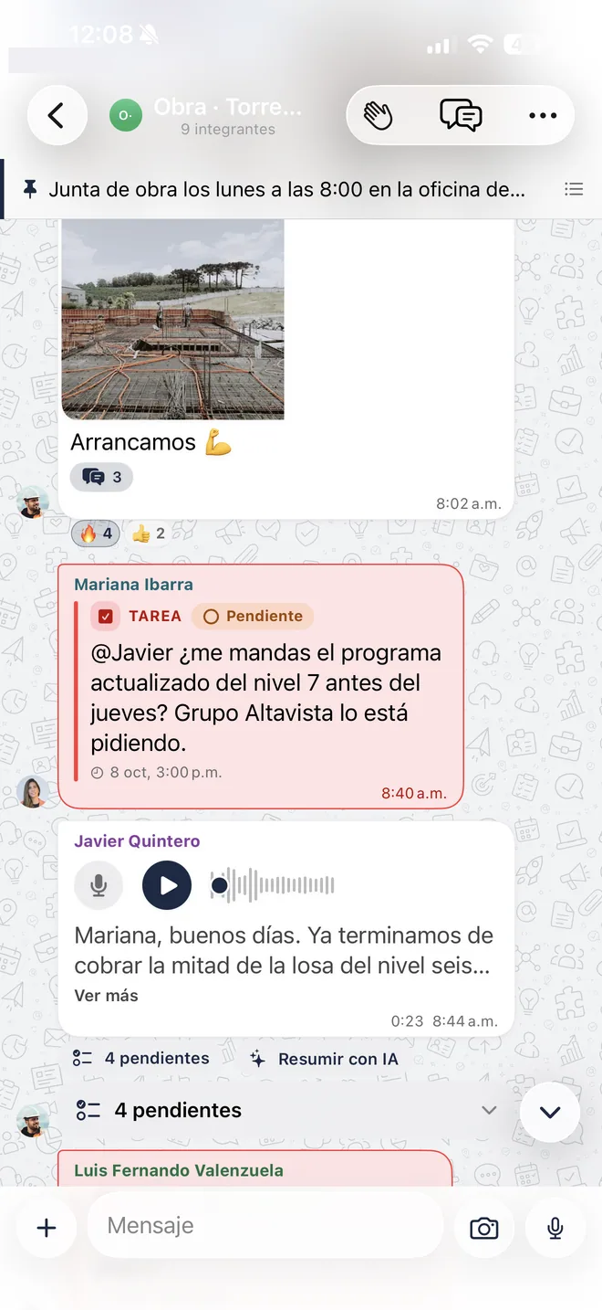 El grupo de la obra Torre Médica Pitic después de guardar: el mensaje de Mariana Ibarra ya es una tarjeta de tarea pendiente para el 8 de octubre a las 3:00 p.m., debajo de la foto «Arrancamos» con su hilo de tres respuestas y sus reacciones, y encima de la nota de voz de Javier Quintero con «4 pendientes».