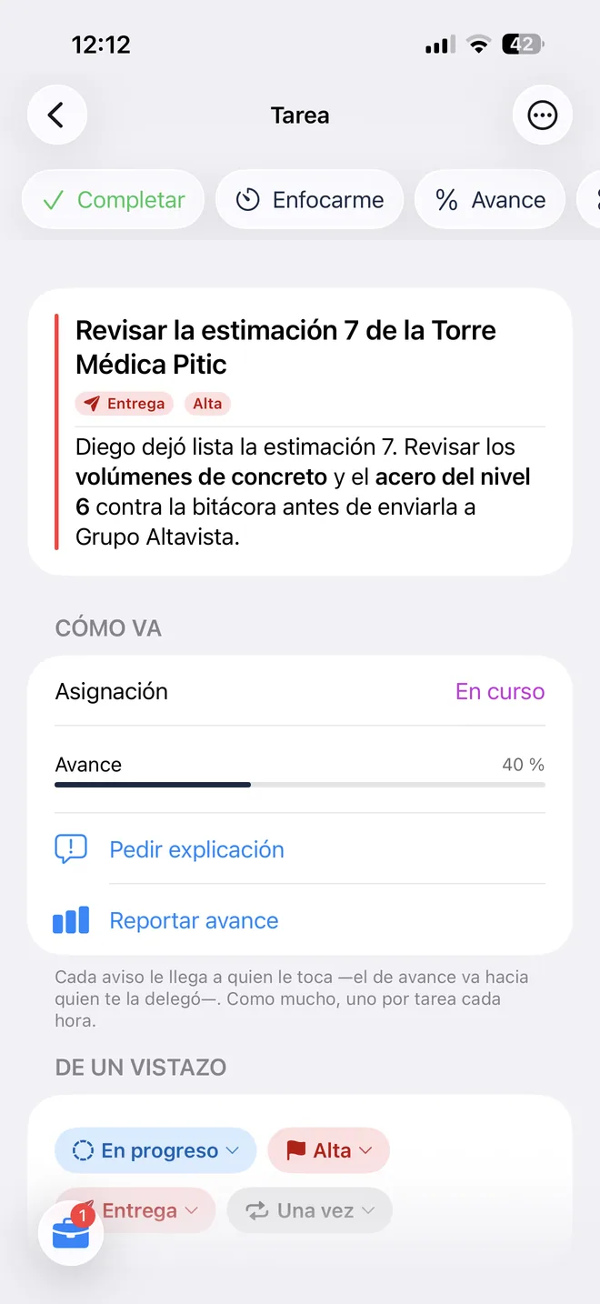 La ficha de la tarea «Revisar la estimación 7 de la Torre Médica Pitic»: una entrega de prioridad alta, con la nota de que Diego dejó lista la estimación y hay que revisar los volúmenes de concreto y el acero del nivel 6; asignación en curso, avance del 40 % y los botones para pedir explicación y reportar avance.