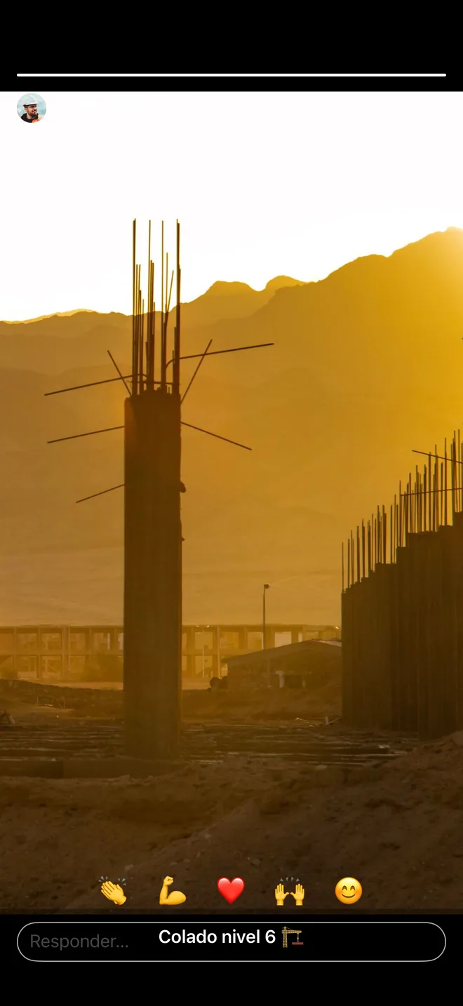 Una historia de Javier a pantalla completa: la foto de las columnas de una obra con la varilla al aire y los cerros al atardecer, con el texto «Colado nivel 6», las reacciones y el campo para responder.