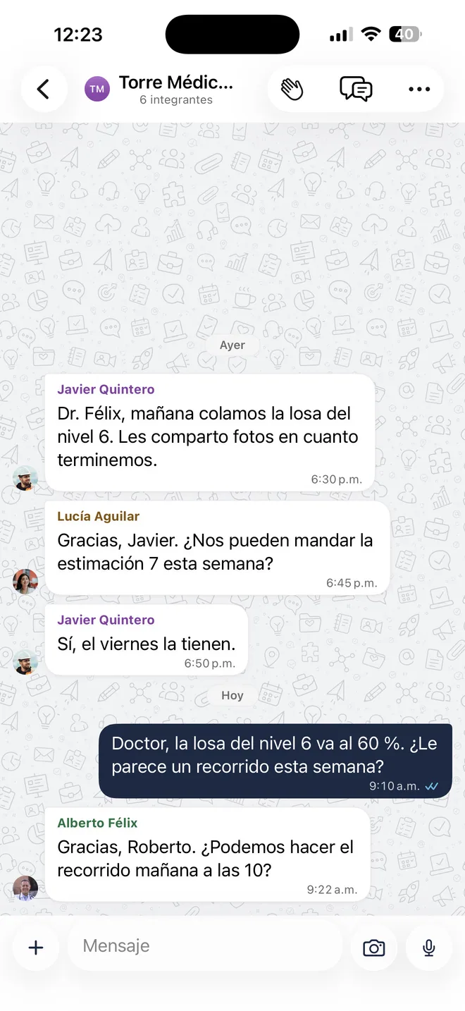 El grupo compartido de la Torre Médica Pitic, de seis integrantes: ayer, Javier Quintero le avisa al Dr. Félix que mañana cuelan la losa del nivel 6, Lucía Aguilar pide la estimación 7 y Javier la promete para el viernes; hoy, Roberto le cuenta que la losa va al 60 % y Alberto Félix propone el recorrido para mañana a las 10.