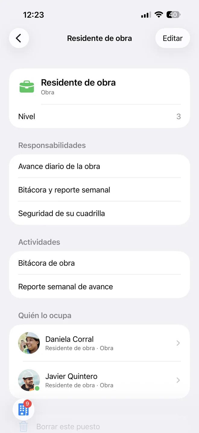 El puesto «Residente de obra» en BeChat, del área Obra y de nivel 3: sus responsabilidades (el avance diario de la obra, la bitácora y el reporte semanal, la seguridad de su cuadrilla), sus actividades y quién lo ocupa: Daniela Corral y Javier Quintero.