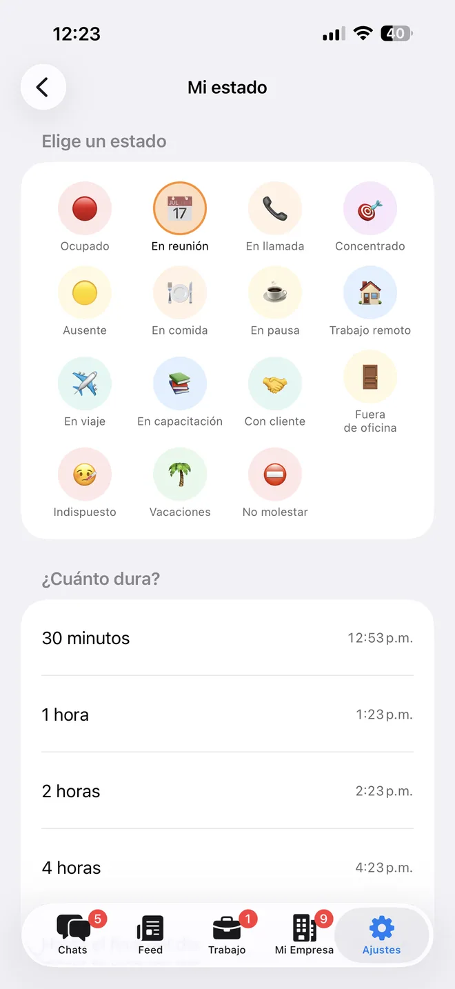 Mi estado en BeChat: quince estados (ocupado, en reunión, en llamada, concentrado, en comida, trabajo remoto, vacaciones…) con «En reunión» elegido y, debajo, «¿Cuánto dura?»: 30 minutos, 1 hora, 2 horas o 4 horas, cada opción con la hora a la que termina.