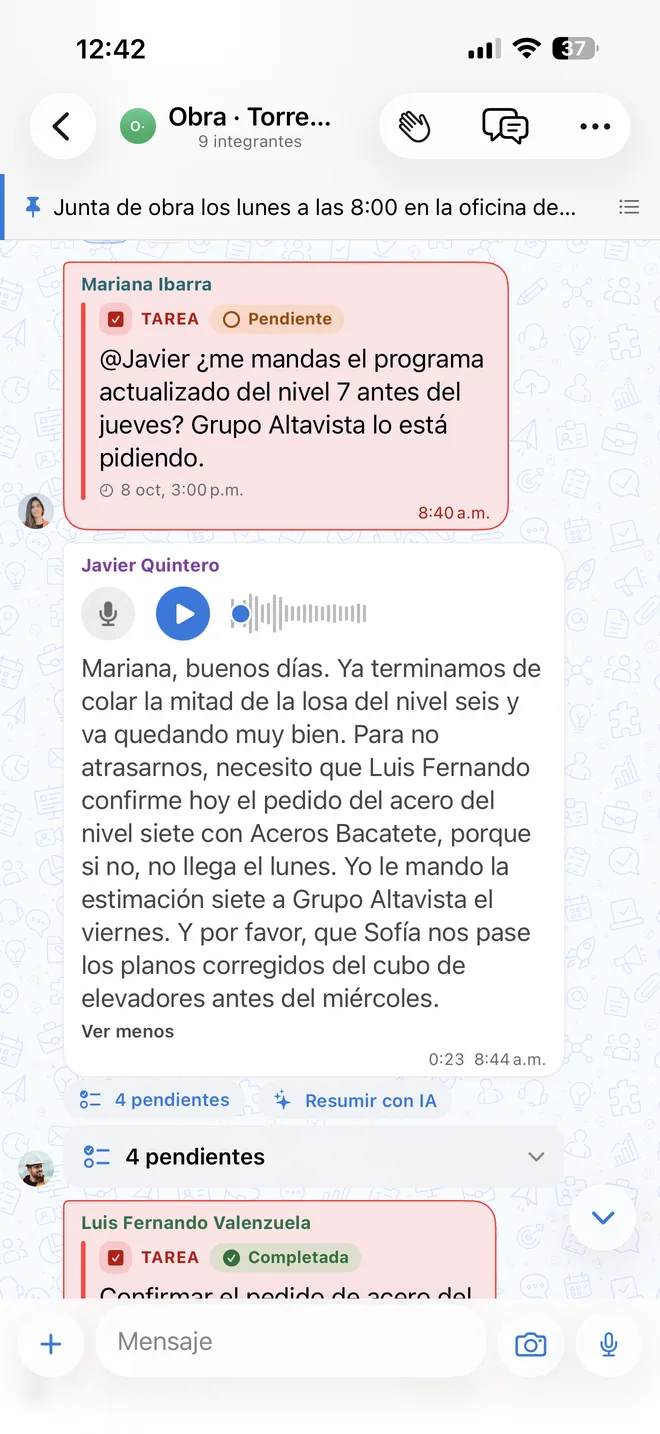 El grupo «Obra · Torre Médica Pitic» en BeChat, con la junta de obra de los lunes fijada arriba: el mensaje de Mariana Ibarra que le pide a Javier el programa del nivel 7 ya es una tarea pendiente para el 8 de octubre a las 3:00 p.m.; debajo, la nota de voz de Javier Quintero transcrita (la losa del nivel seis, el acero con Aceros Bacatete, la estimación para Grupo Altavista y los planos del cubo de elevadores) con «4 pendientes» y «Resumir con IA», y una tarea de Luis Fernando Valenzuela ya completada.