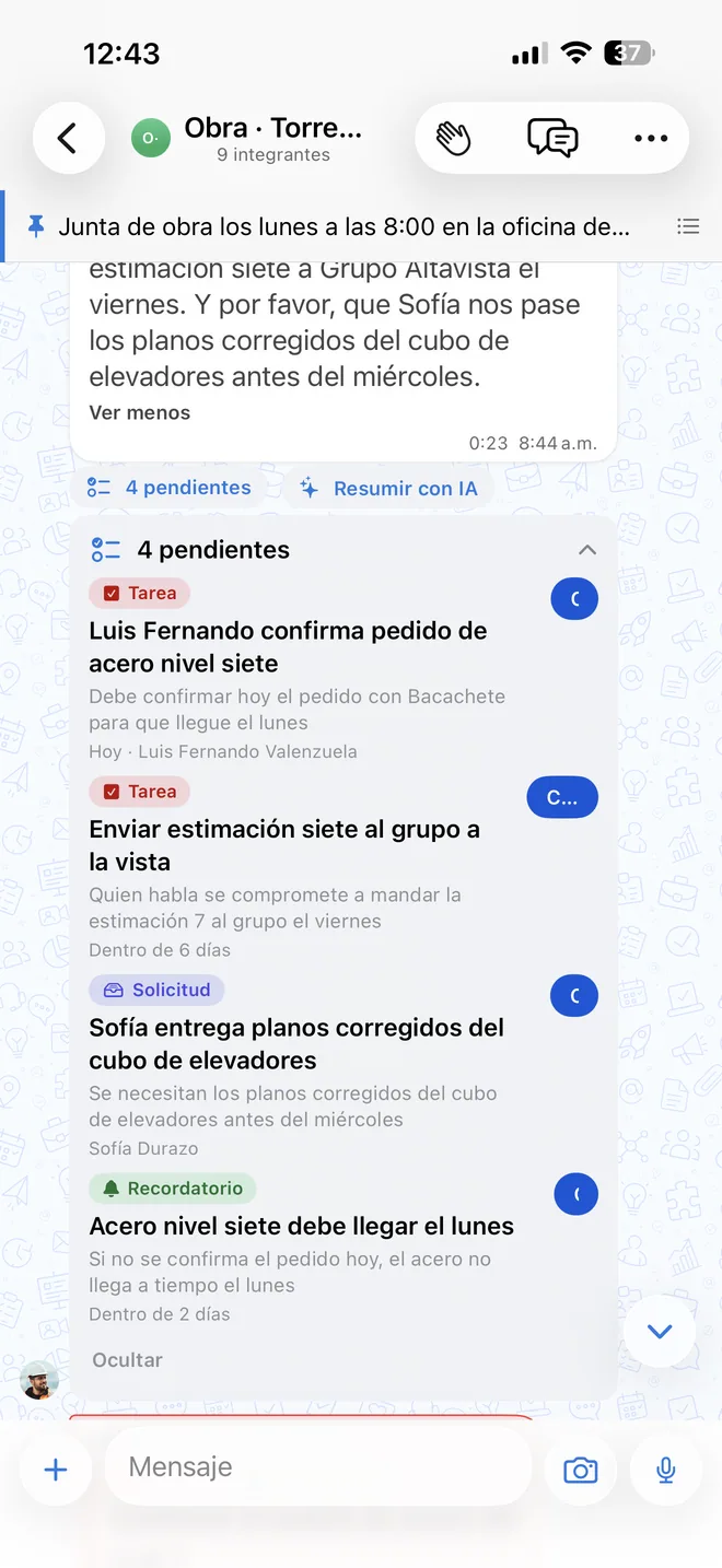 Debajo de la nota de voz de Javier Quintero, la tarjeta «4 pendientes» abierta: dos tareas (que Luis Fernando confirme hoy el pedido de acero del nivel siete y enviar la estimación siete el viernes), una solicitud a Sofía Durazo por los planos corregidos del cubo de elevadores y un recordatorio de que el acero tiene que llegar el lunes, cada una con su fecha o su responsable y su botón para crearla.