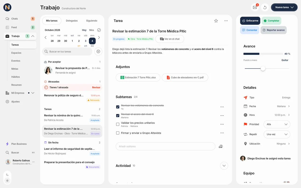 Una tarea a tres columnas en BeChat desde el navegador: a la izquierda, Mis tareas con la semana de octubre de 2026 y el domingo 4 marcado: una por aceptar, una atrasada, dos del día y dos sin fecha; al centro, «Revisar la estimación 7 de la Torre Médica Pitic», en progreso, con dos adjuntos (la estimación en hoja de cálculo y los planos del cubo de elevadores en PDF) y dos de cuatro subtareas hechas; a la derecha, su avance del 40 %, el tipo entrega, la prioridad alta y quién la asignó, Diego Encinas.