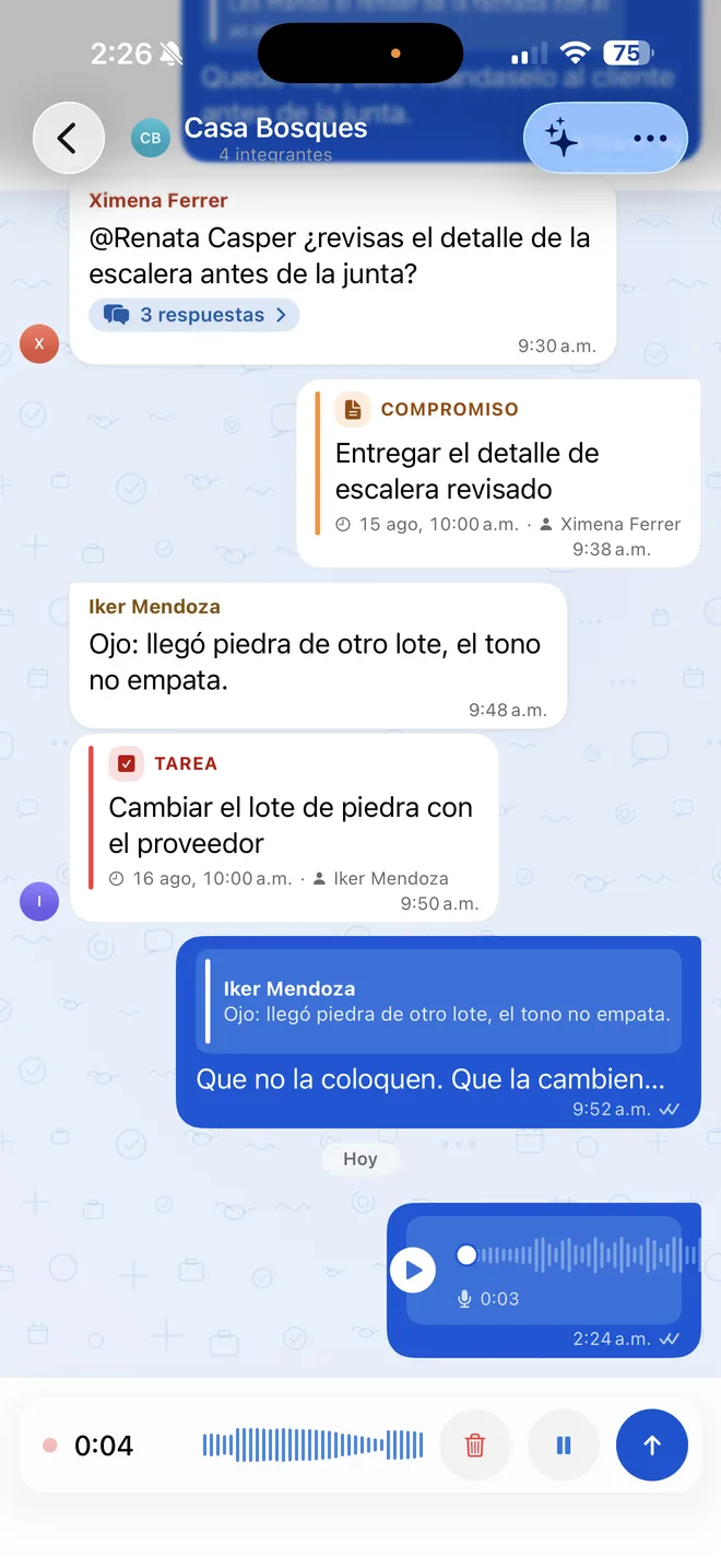 El grupo Casa Bosques en BeChat: Ximena Ferrer pregunta por el detalle de la escalera y debajo queda un compromiso a su nombre para el 15 de agosto; Iker Mendoza avisa que llegó piedra de otro lote y debajo queda la tarea «Cambiar el lote de piedra con el proveedor», a su nombre, para el 16 de agosto a las 10:00.