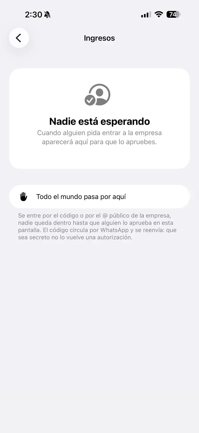 La bandeja de ingresos de BeChat, sin nadie esperando, y debajo la regla que la app enseña ahí mismo: se entre por el código o por el @ público, nadie queda dentro hasta que alguien lo aprueba en esta pantalla.